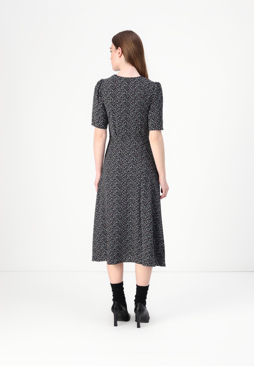 Повседневное платье FLORAL MIDI DRESS Tommy Jeans, черный
Повседневное платье FLORAL MIDI DRESS Tommy Jeans, черный