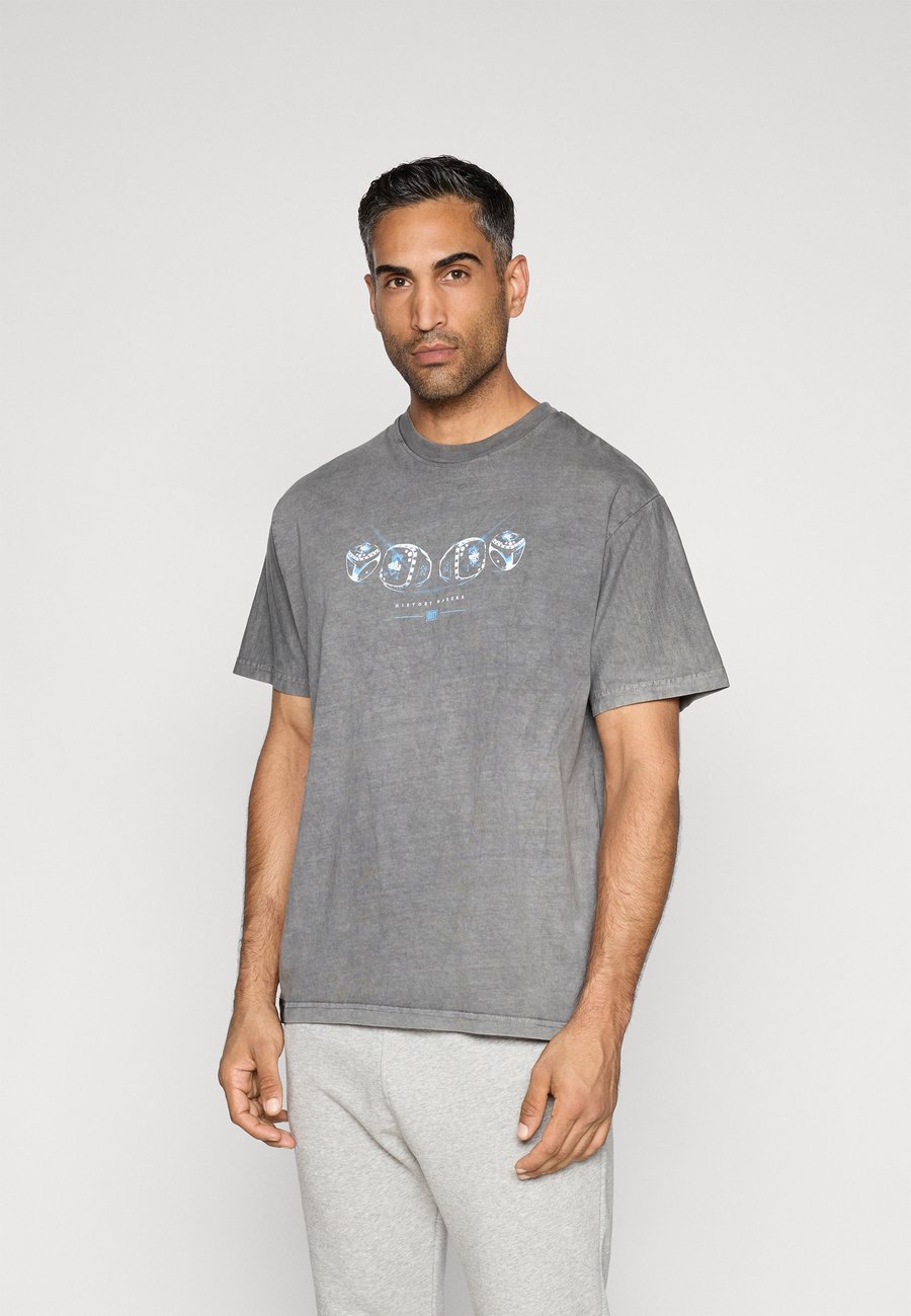 Футболка Legacies MANCHESTER CITY RING TEE, Vintage Black/Grey, Черный, Футболка Legacies MANCHESTER CITY RING TEE, Vintage Black/Grey
Футболка Legacies MANCHESTER CITY RING TEE, Vintage Black/Grey, Черный, Футболка Legacies MANCHESTER CITY RING TEE, Vintage Black/Grey