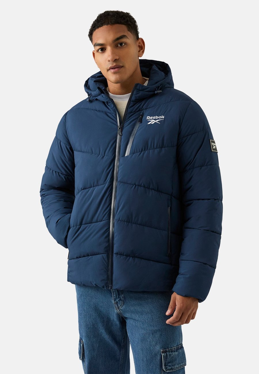 Куртка Reebok STRETCH PUFFER , Vector Navy/Dark Blue
Куртка Reebok STRETCH PUFFER , Vector Navy/Dark Blue