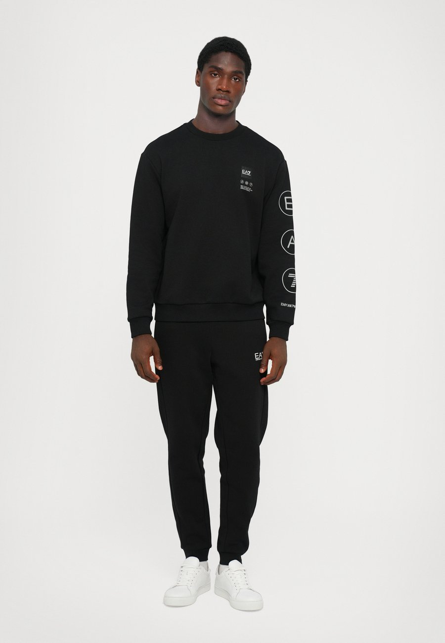 Толстовка EA7 Emporio Armani TRAIN LOGO UNISEX, Black/Silver-Coloured/Black
Толстовка EA7 Emporio Armani TRAIN LOGO UNISEX, Black/Silver-Coloured/Black