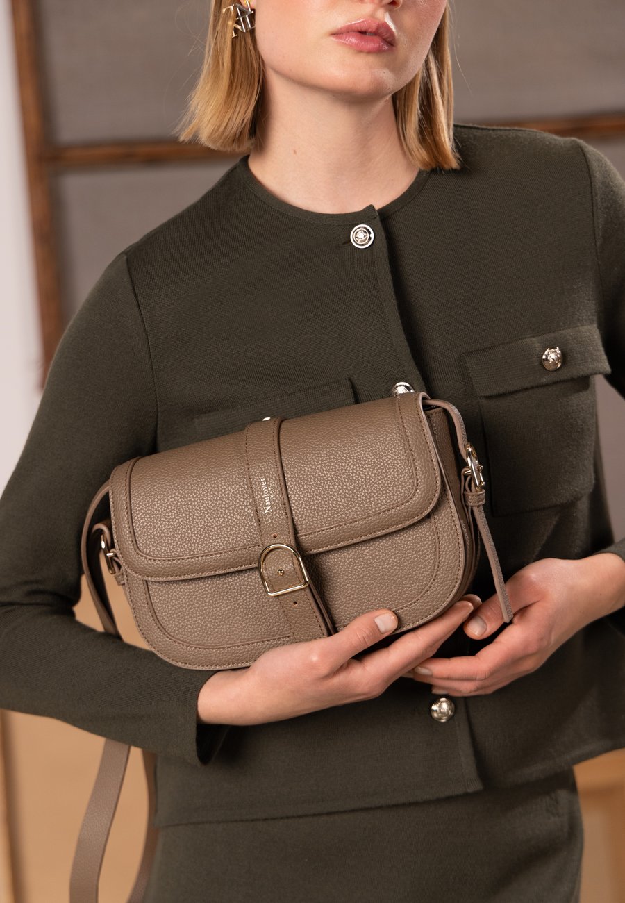 Сумка кросс-боди NAULOVER Cross body bag, Taupe
Сумка кросс-боди NAULOVER Cross body bag, Taupe