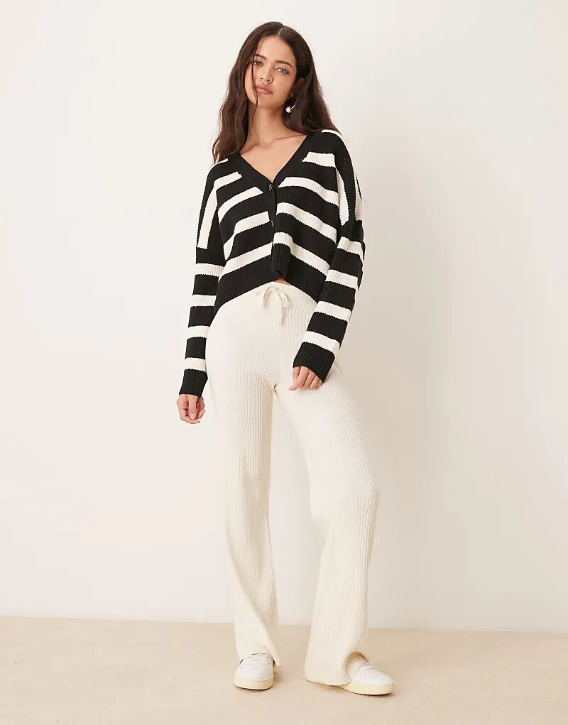 Фактурный кардиган с V-образным вырезом на пуговицах в черно-белую полоску Pimkie
Фактурный кардиган с V-образным вырезом на пуговицах в черно-белую полоску Pimkie
