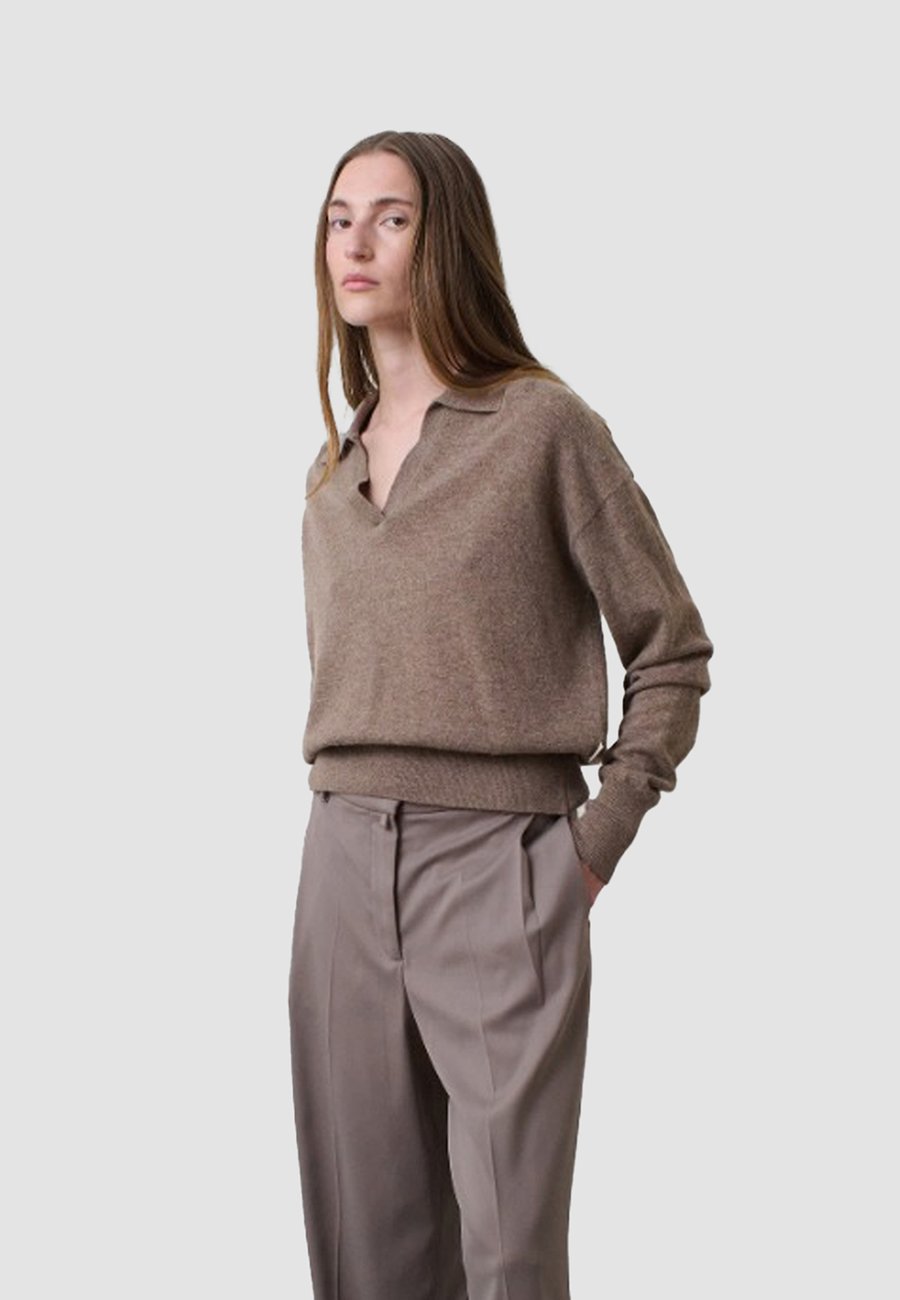 Джемпер REMAIN Jumper, Walnut/Camel
Джемпер REMAIN Jumper, Walnut/Camel