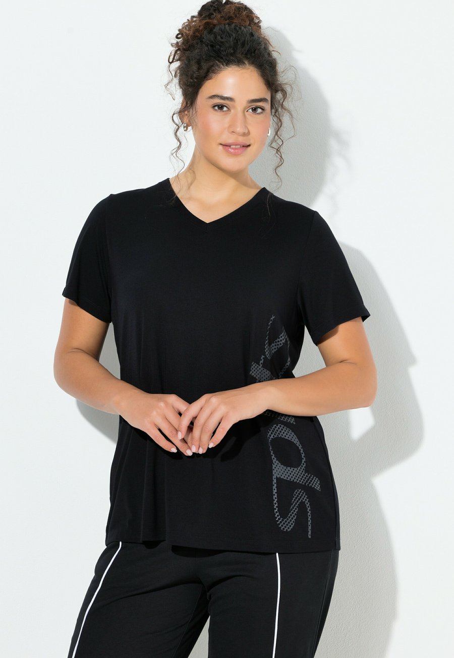 Футболка Ulla Popken FUNKTIONS V-AUSSCHNITT HALBARM ANTIBAKTERIELL, Black, Черный, Футболка Ulla Popken FUNKTIONS V-AUSSCHNITT HALBARM ANTIBAKTERIELL, Black
Футболка Ulla Popken FUNKTIONS V-AUSSCHNITT HALBARM ANTIBAKTERIELL, Black, Черный, Футболка Ulla Popken FUNKTIONS V-AUSSCHNITT HALBARM ANTIBAKTERIELL, Black