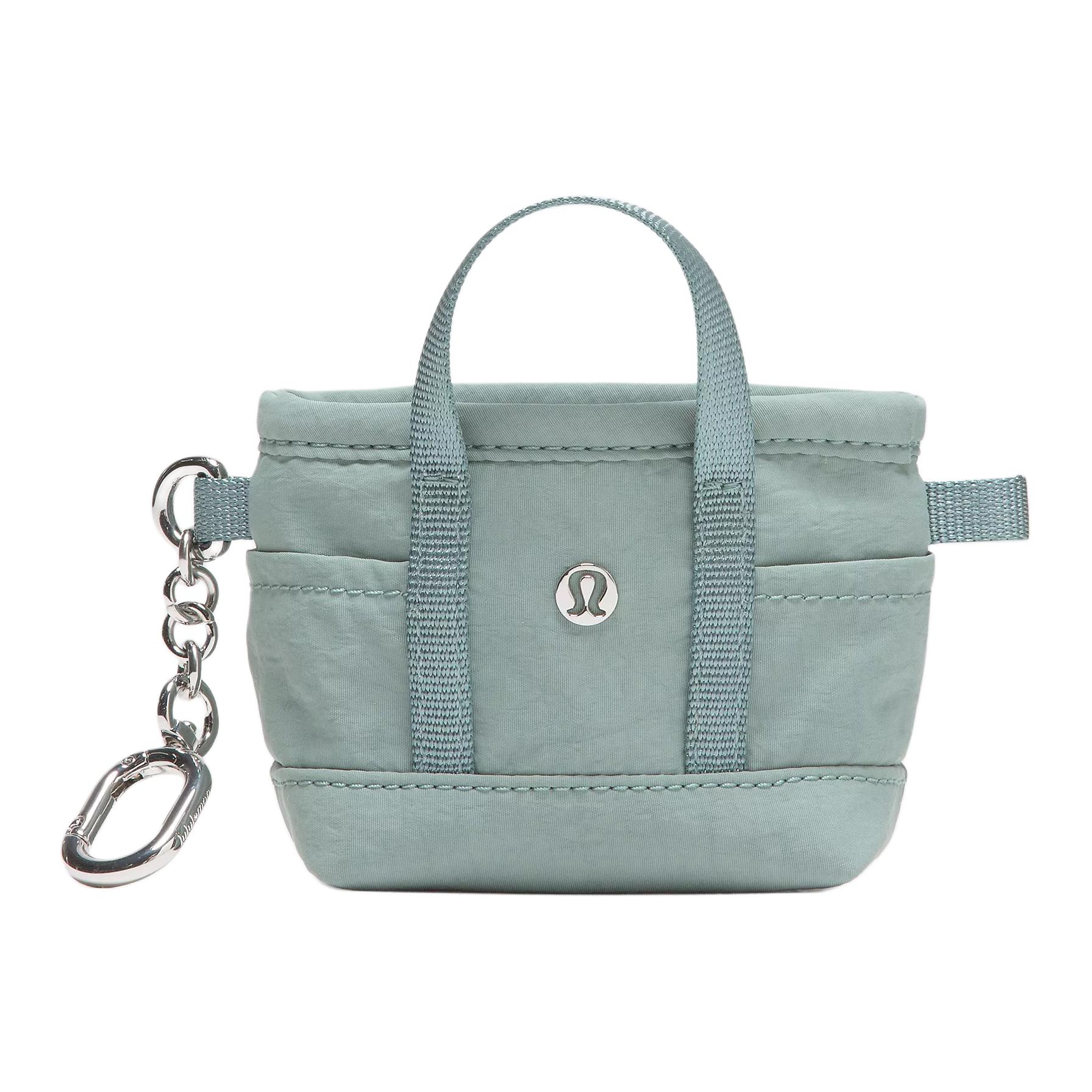 Lululemon Миниатюрный аксессуар для женской сумки из переработанного нейлона Кратер Блю, Crater Blue
Lululemon Миниатюрный аксессуар для женской сумки из переработанного нейлона Кратер Блю, Crater Blue