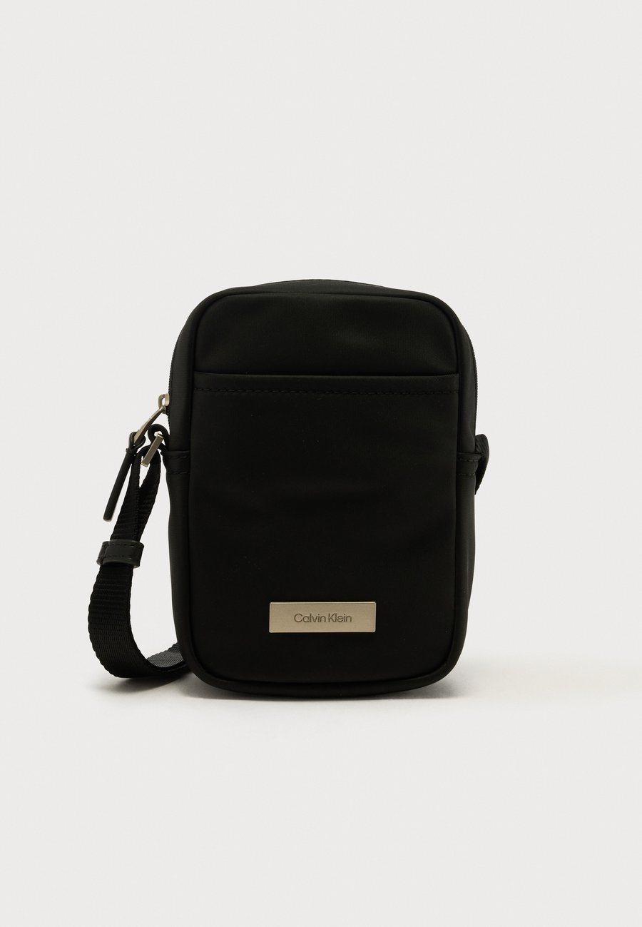 Сумка кросс-боди Calvin Klein SLEEK SLIM REPORTER, Black
Сумка кросс-боди Calvin Klein SLEEK SLIM REPORTER, Black