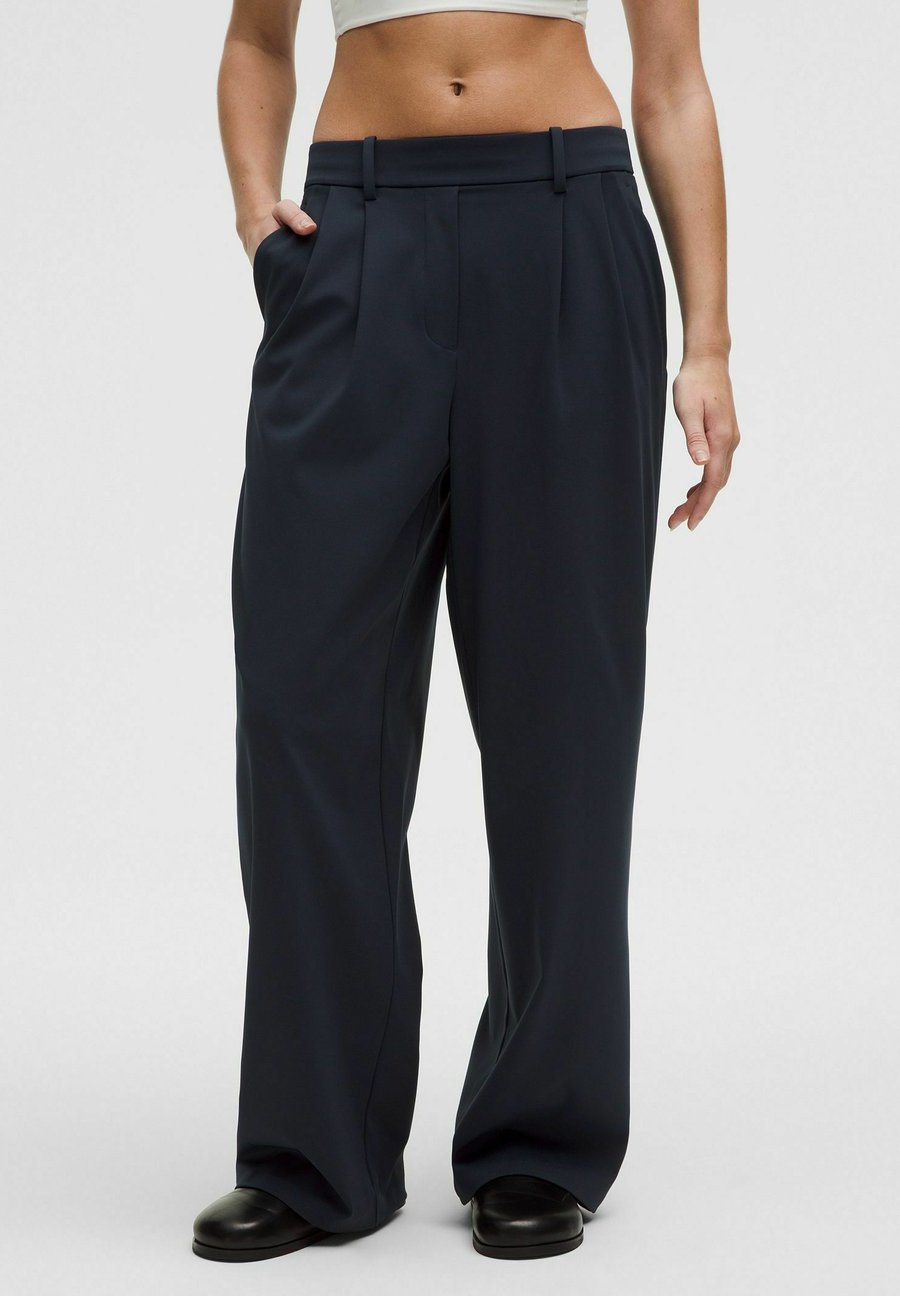 Брюки lululemon DAYDRIFT HIGH-RISE REGULAR, True Navy/Dark Blue
Брюки lululemon DAYDRIFT HIGH-RISE REGULAR, True Navy/Dark Blue