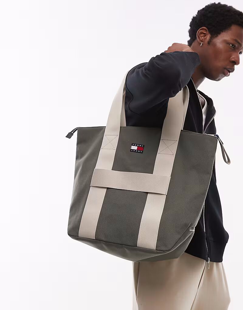 Сумка-тоут Tommy Jeans в стиле ретро зеленого цвета
Сумка-тоут Tommy Jeans в стиле ретро зеленого цвета