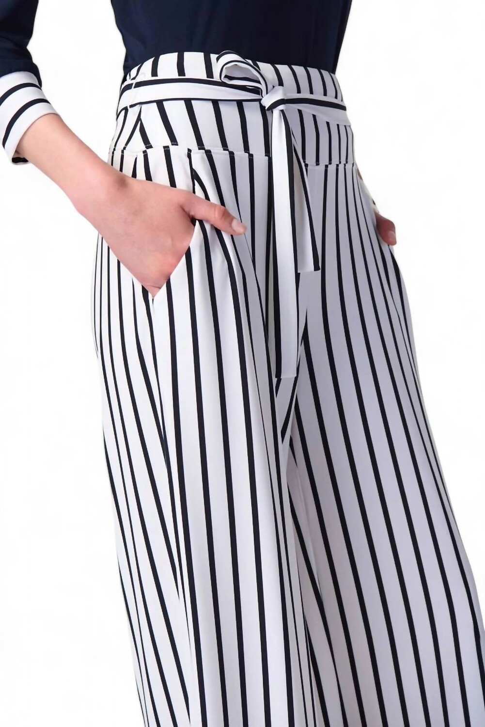 Широкие брюки шелковистой вязки в полоску ванильного/полночного синего цвета Joseph Ribkoff
Широкие брюки шелковистой вязки в полоску ванильного/полночного синего цвета Joseph Ribkoff