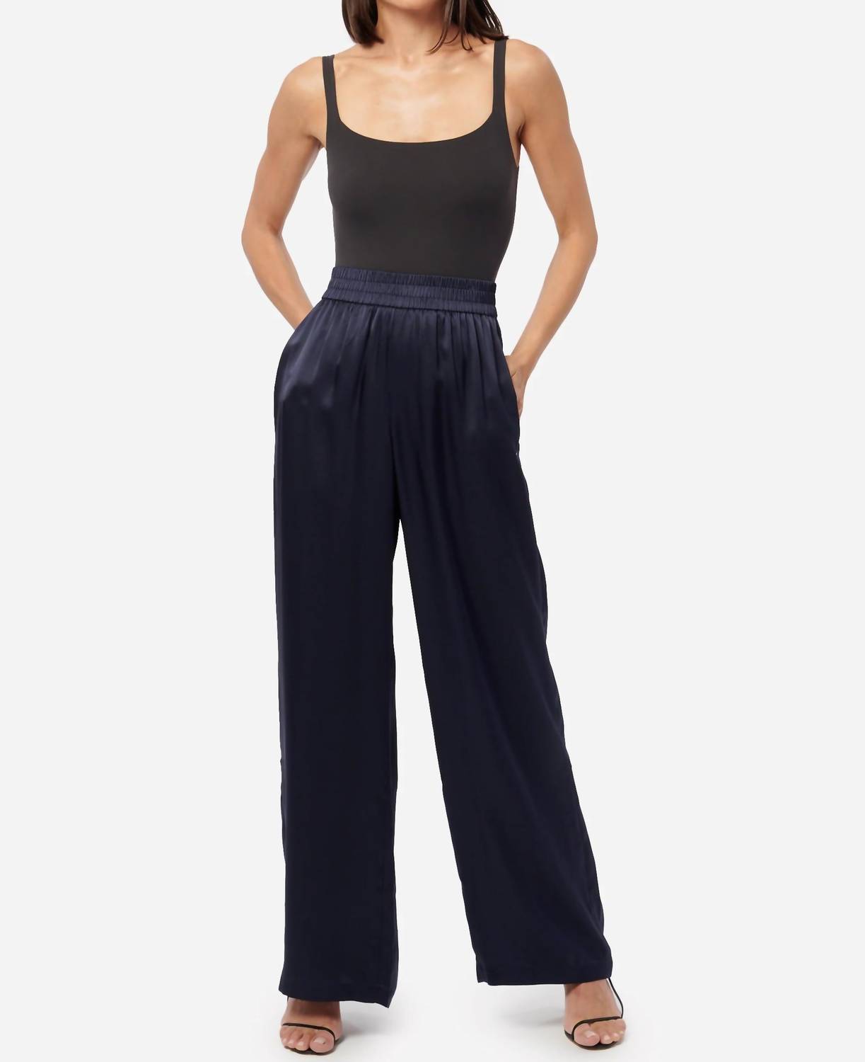 Брюки Bleecker в темно-синем цвете Cami NYC
Брюки Bleecker в темно-синем цвете Cami NYC