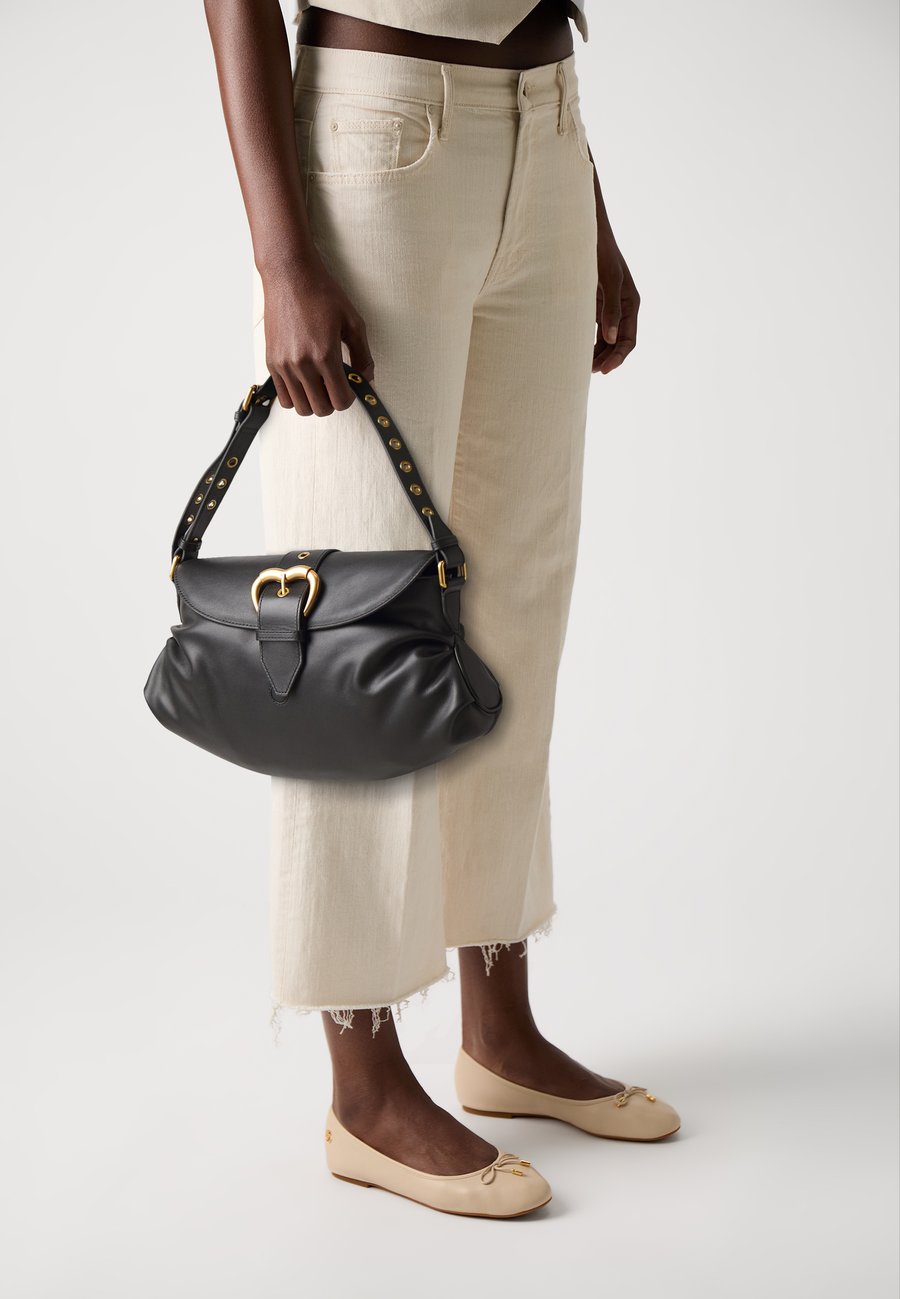 Сумка Pinko JOLENE SHOULDER CLASSIC , Black/Antique Gold-Coloured/Black
Сумка Pinko JOLENE SHOULDER CLASSIC , Black/Antique Gold-Coloured/Black