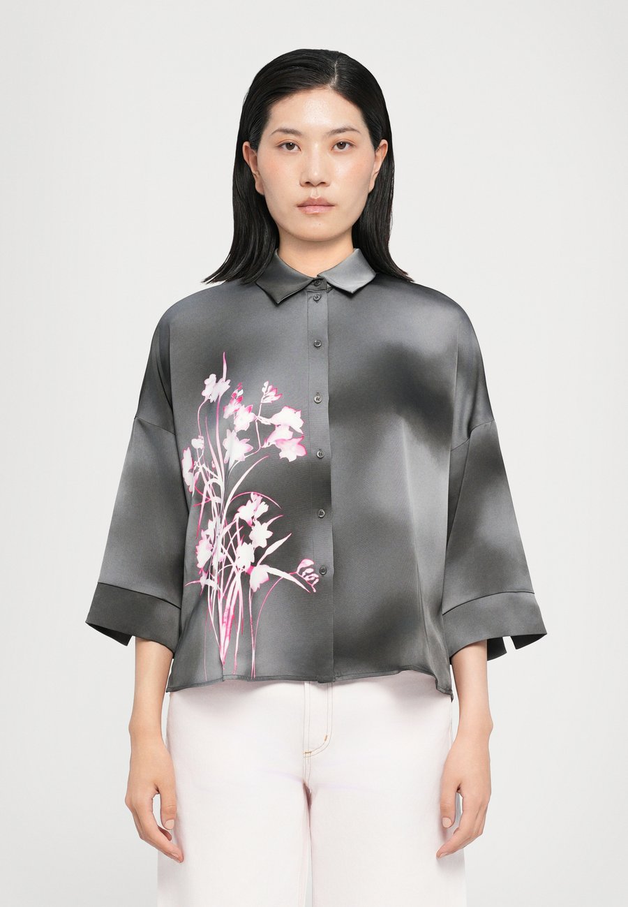 Блуза MAX&Co. SBEMBO, Anthrazit Blumendruck/Multi-Coloured
Блуза MAX&Co. SBEMBO, Anthrazit Blumendruck/Multi-Coloured