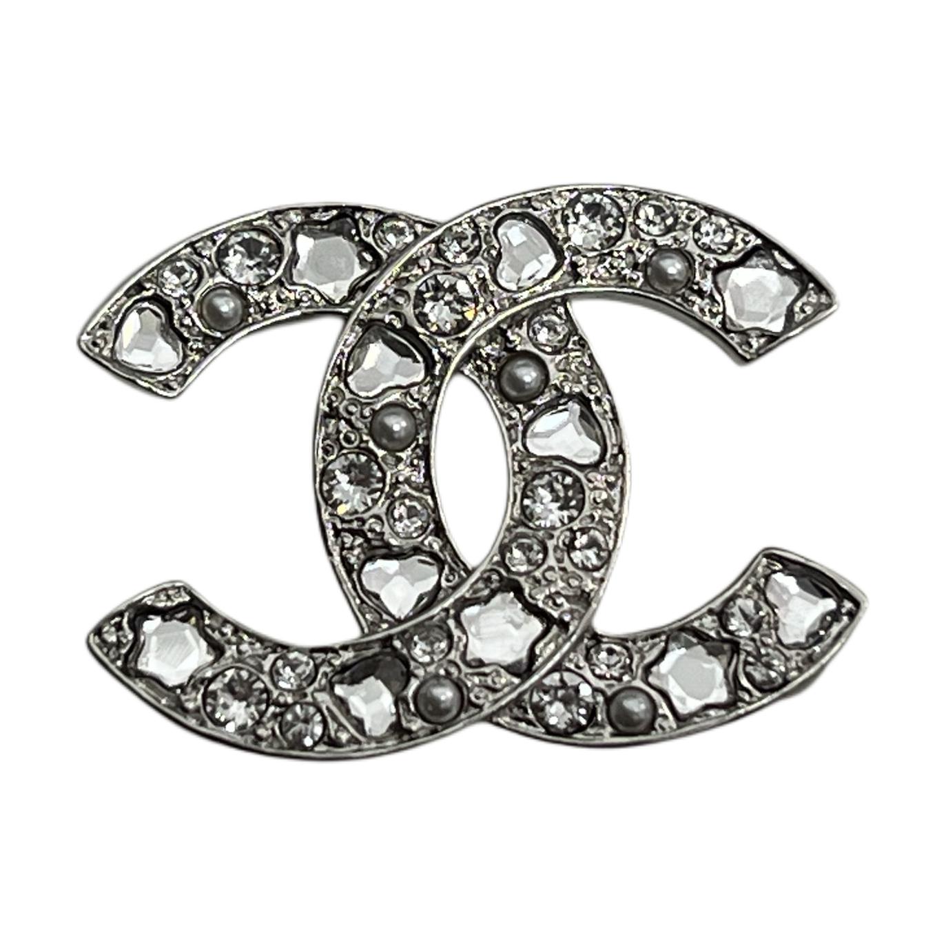 CHANEL Брошь унисекс серебряная
CHANEL Брошь унисекс серебряная