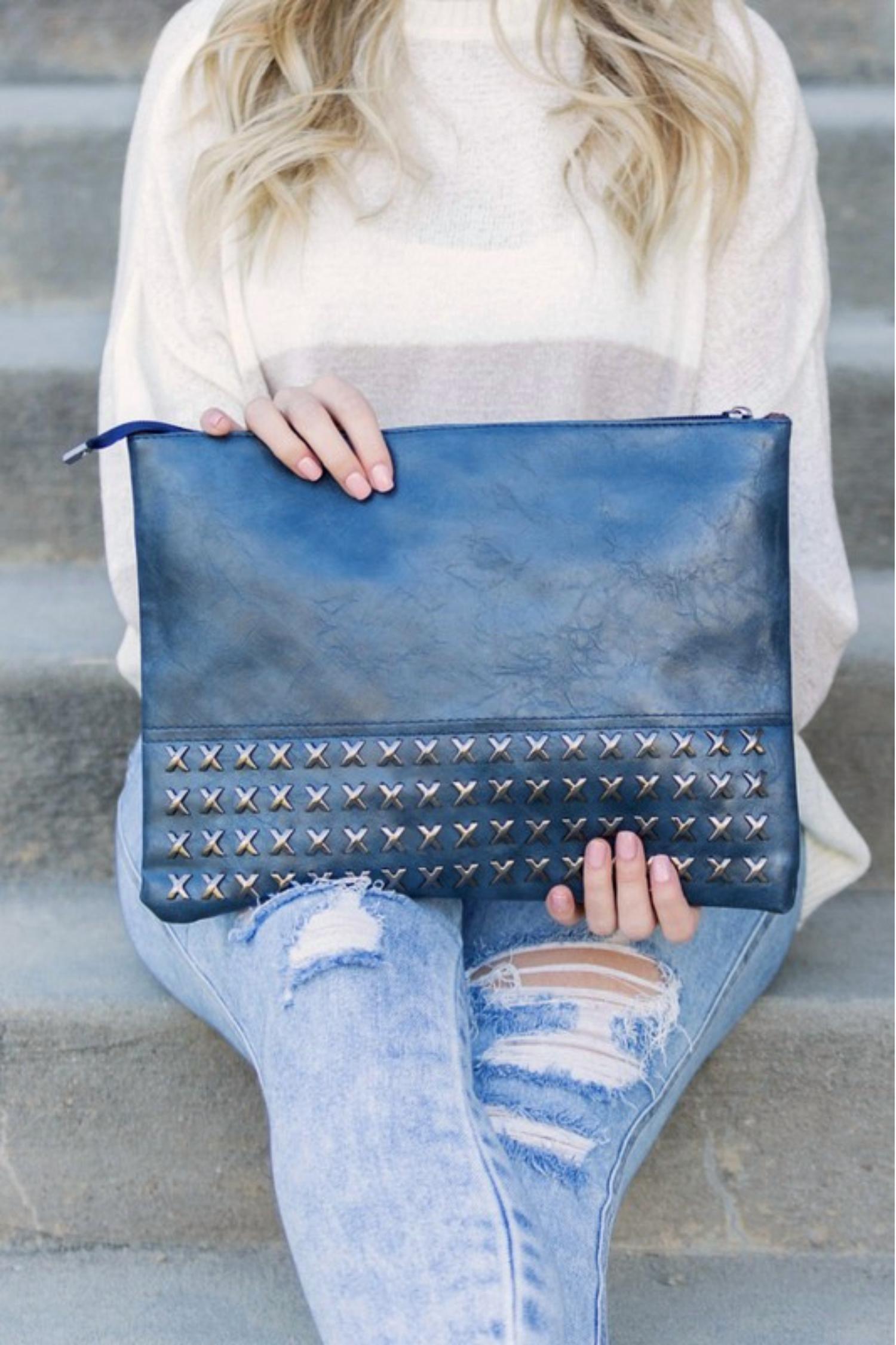 Клатч из искусственной кожи с крестообразными заклепками темно-синего цвета Aili's Corner, Синий, Клатч из искусственной кожи с крестообразными заклепками темно-синего цвета Aili's Corner
Клатч из искусственной кожи с крестообразными заклепками темно-синего цвета Aili's Corner, Синий, Клатч из искусственной кожи с крестообразными заклепками темно-синего цвета Aili's Corner