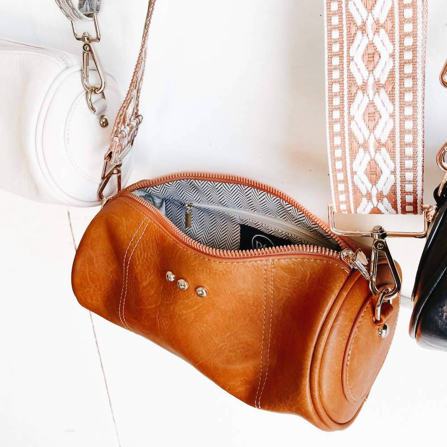 Сумка Bellamy Barrel в коричневом цвете Pretty Simple
Сумка Bellamy Barrel в коричневом цвете Pretty Simple