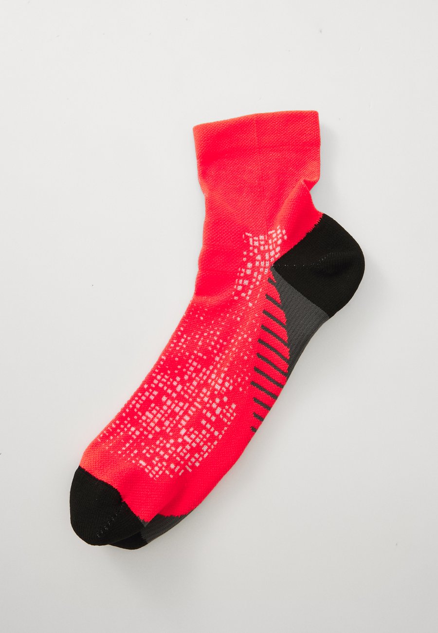 Носки ASICS PERFORMANCE RUN QUARTER UNISEX, Flash Red/Gold-Coloured
Носки ASICS PERFORMANCE RUN QUARTER UNISEX, Flash Red/Gold-Coloured