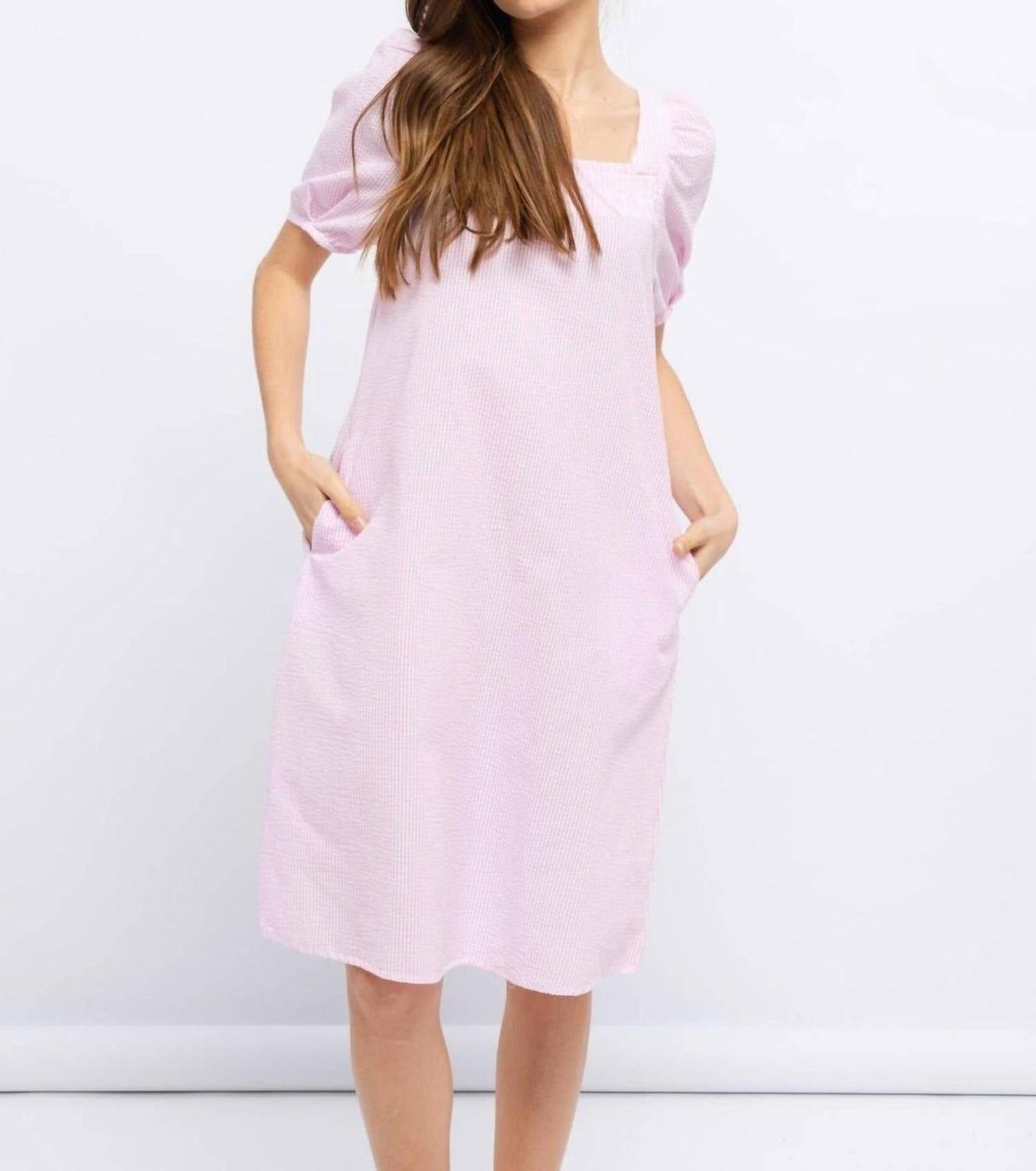 Платье из ткани сирсакер розового цвета SMF
Платье из ткани сирсакер розового цвета SMF