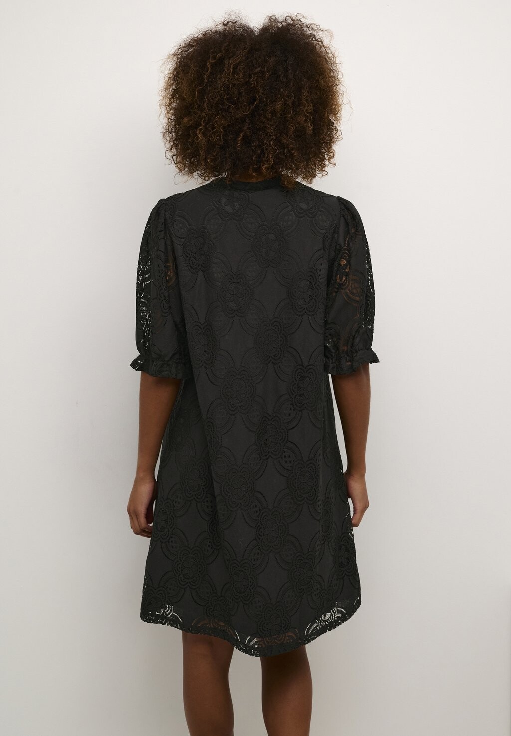 Дневное платье Olu Culture, черное
Дневное платье Olu Culture, черное