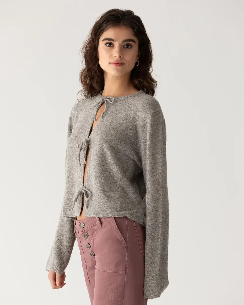 Женский свитер с V-образным вырезом и завязкой спереди Noon, серый
Женский свитер с V-образным вырезом и завязкой спереди Noon, серый