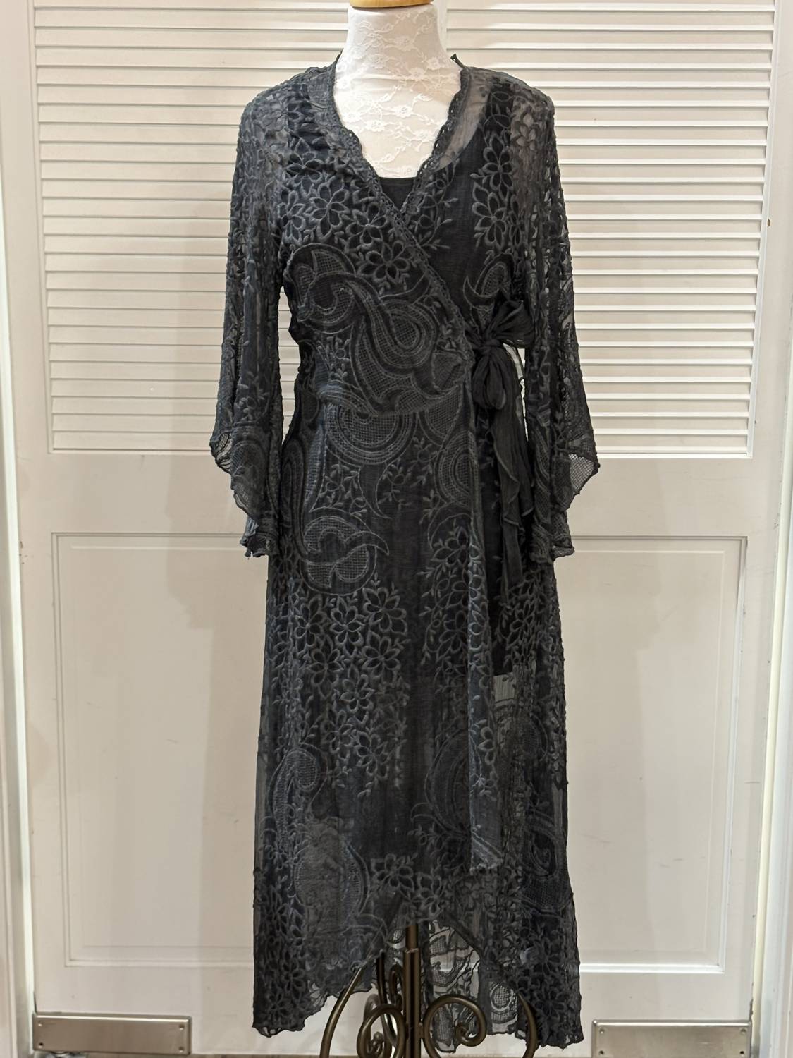 Настоящее вышитое шелковое платье из черного шелка GRETTY ZUEGER
Настоящее вышитое шелковое платье из черного шелка GRETTY ZUEGER