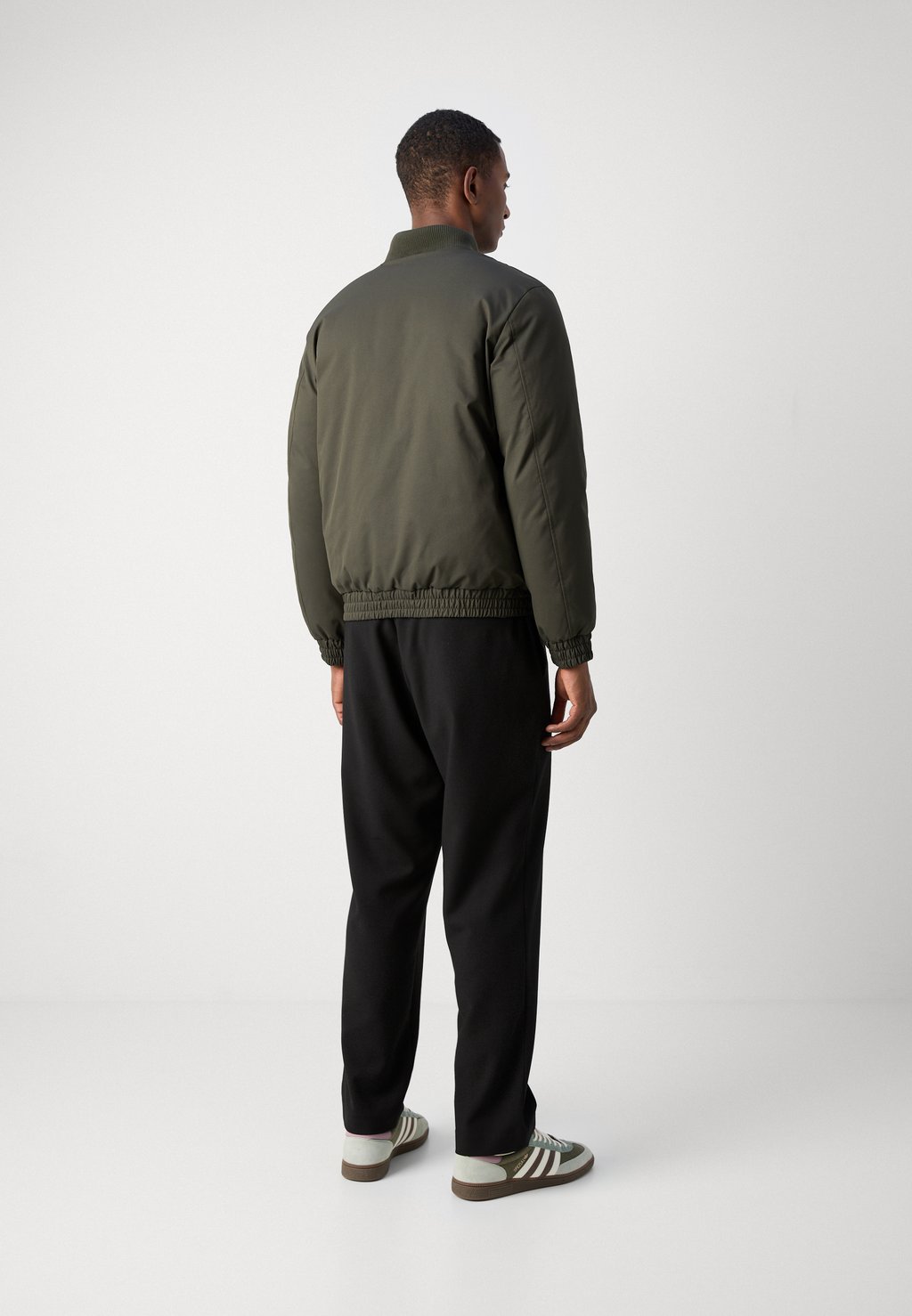Куртка-бомбер REGULAR FIT IN DOBBY WITH DUPONT SORONA AND LOGO ON PATCH Antony Morato, оливковый
Куртка-бомбер REGULAR FIT IN DOBBY WITH DUPONT SORONA AND LOGO ON PATCH Antony Morato, оливковый