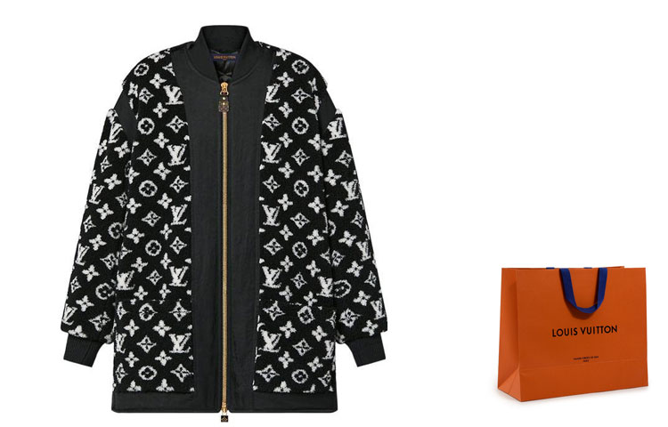 LOUIS VUITTON Монограмма на объемной косухе, Shopping Bag Included
LOUIS VUITTON Монограмма на объемной косухе, Shopping Bag Included