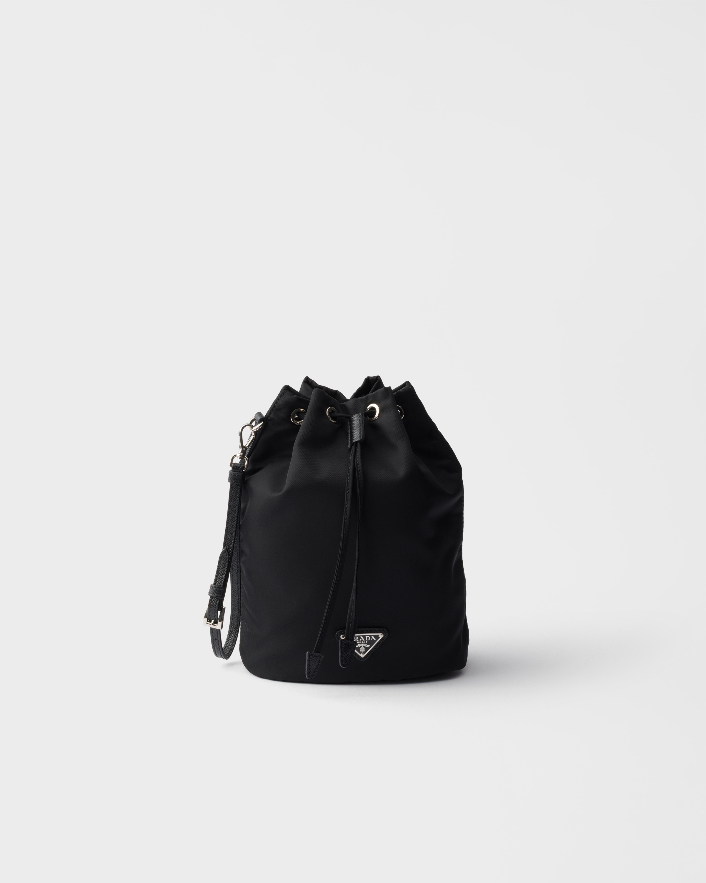 Сумка-портмоне из переработанного нейлона Prada, черный
Сумка-портмоне из переработанного нейлона Prada, черный