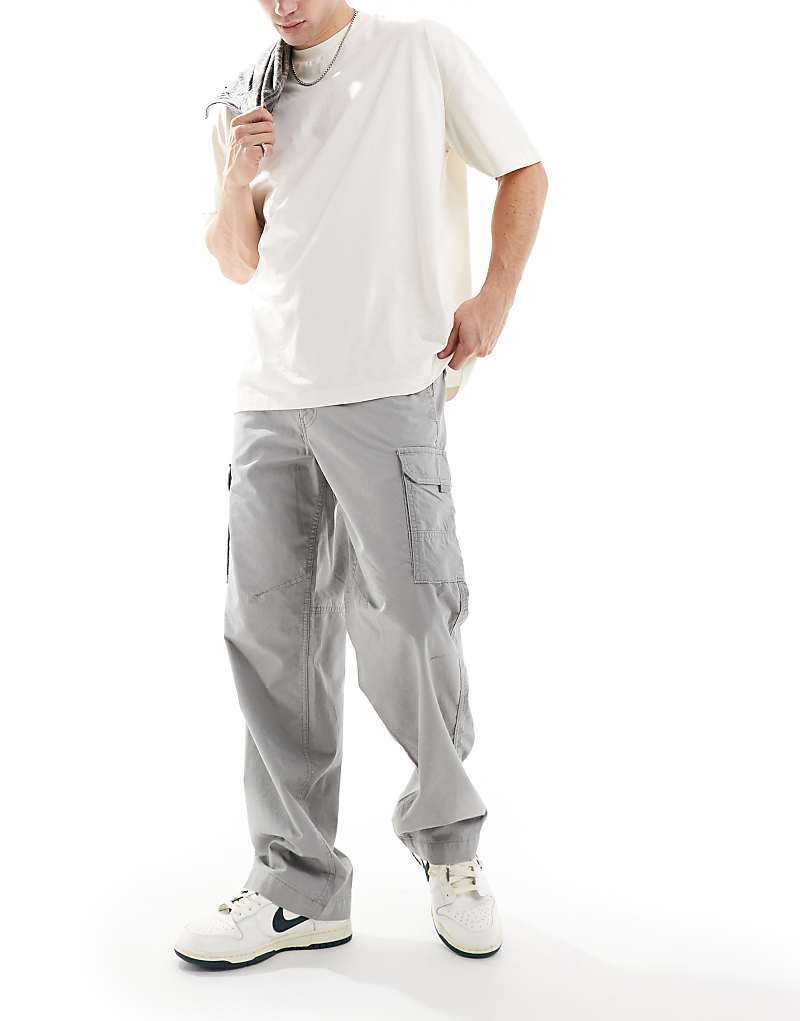 ADPT – Светло-серые брюки-карго свободного кроя
ADPT – Светло-серые брюки-карго свободного кроя