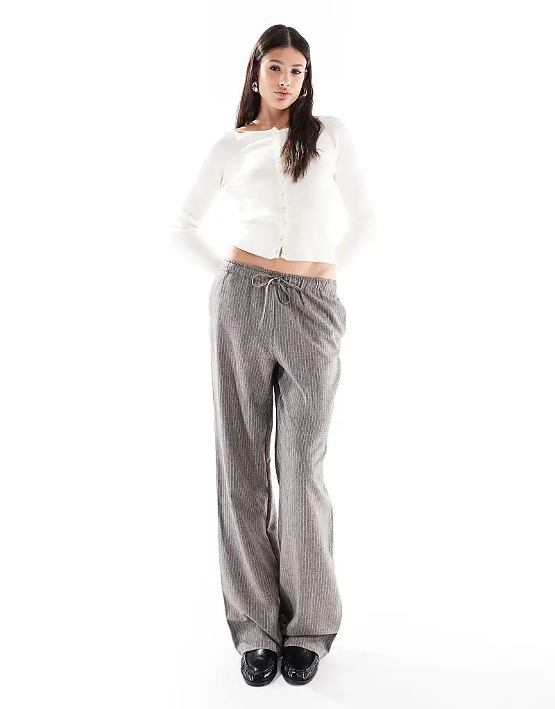 ONLY Высокие брюки в тонкую полоску серого цвета
ONLY Высокие брюки в тонкую полоску серого цвета