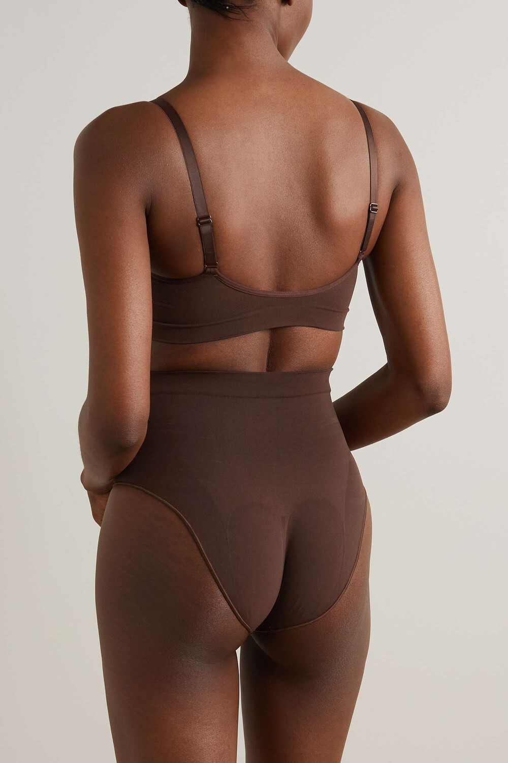 SKIMS Бесшовные трусы со средней посадкой Sculpt - Какао, коричневый
SKIMS Бесшовные трусы со средней посадкой Sculpt - Какао, коричневый