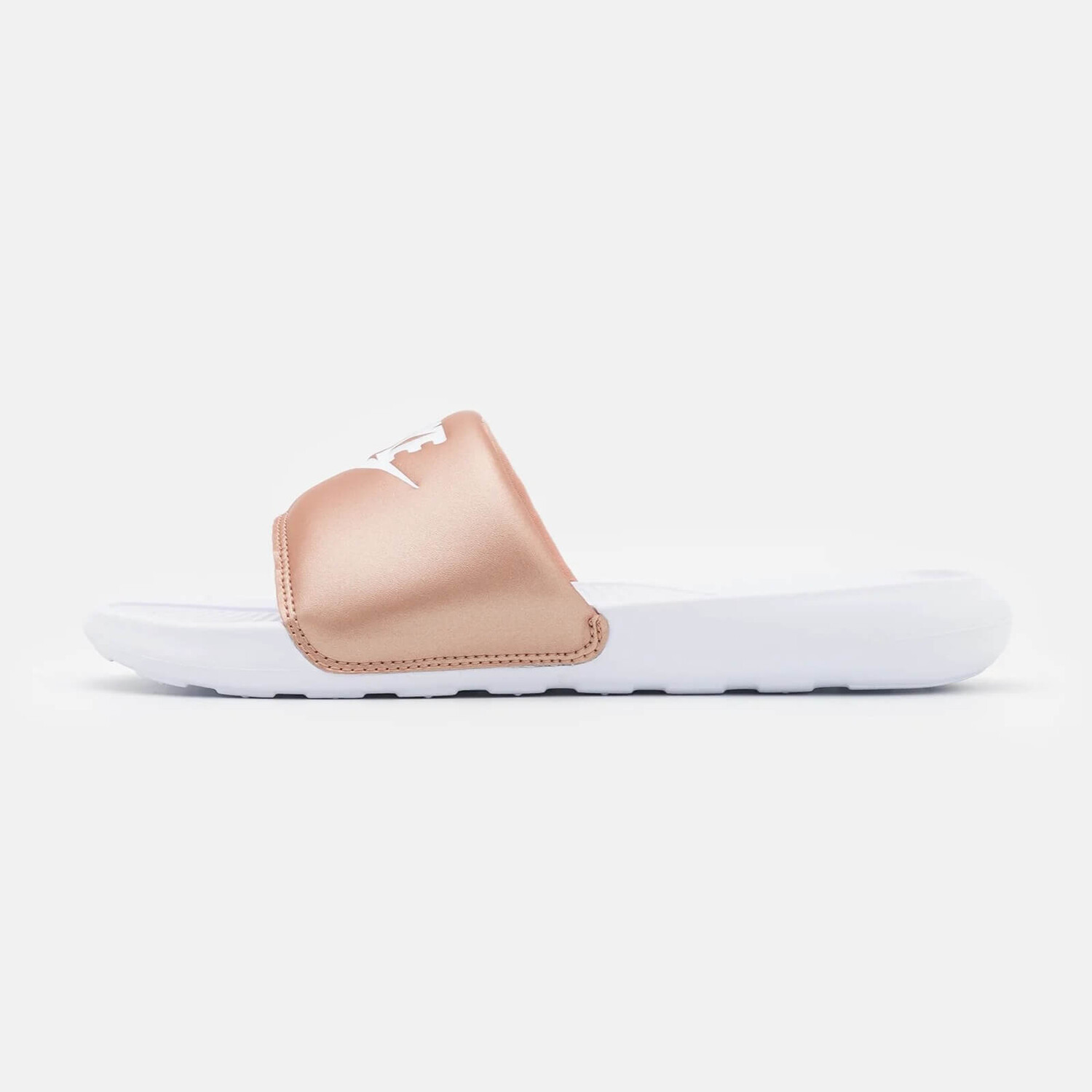Шлепанцы на плоской подошве Унисекс Nike Sportswear Victori One Slide, белый/золотистый
Шлепанцы на плоской подошве Унисекс Nike Sportswear Victori One Slide, белый/золотистый