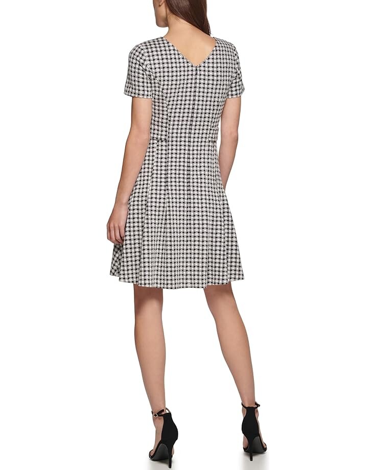 Платье DKNY V-Neck Double Button Fit-and-Flare, цвет Black/Ivy
Платье DKNY V-Neck Double Button Fit-and-Flare, цвет Black/Ivy