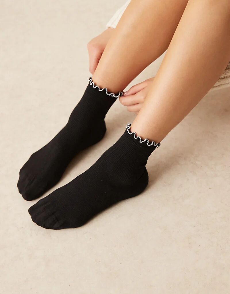 Черные носки ASOS DESIGN с серебристой блестящей оборкой
Черные носки ASOS DESIGN с серебристой блестящей оборкой