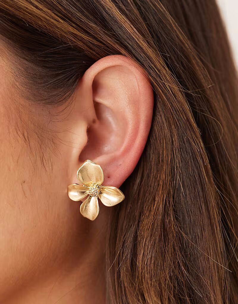 Серьги-гвоздики с мелким цветочным узором в оттенке потертого золота Asos Design
Серьги-гвоздики с мелким цветочным узором в оттенке потертого золота Asos Design