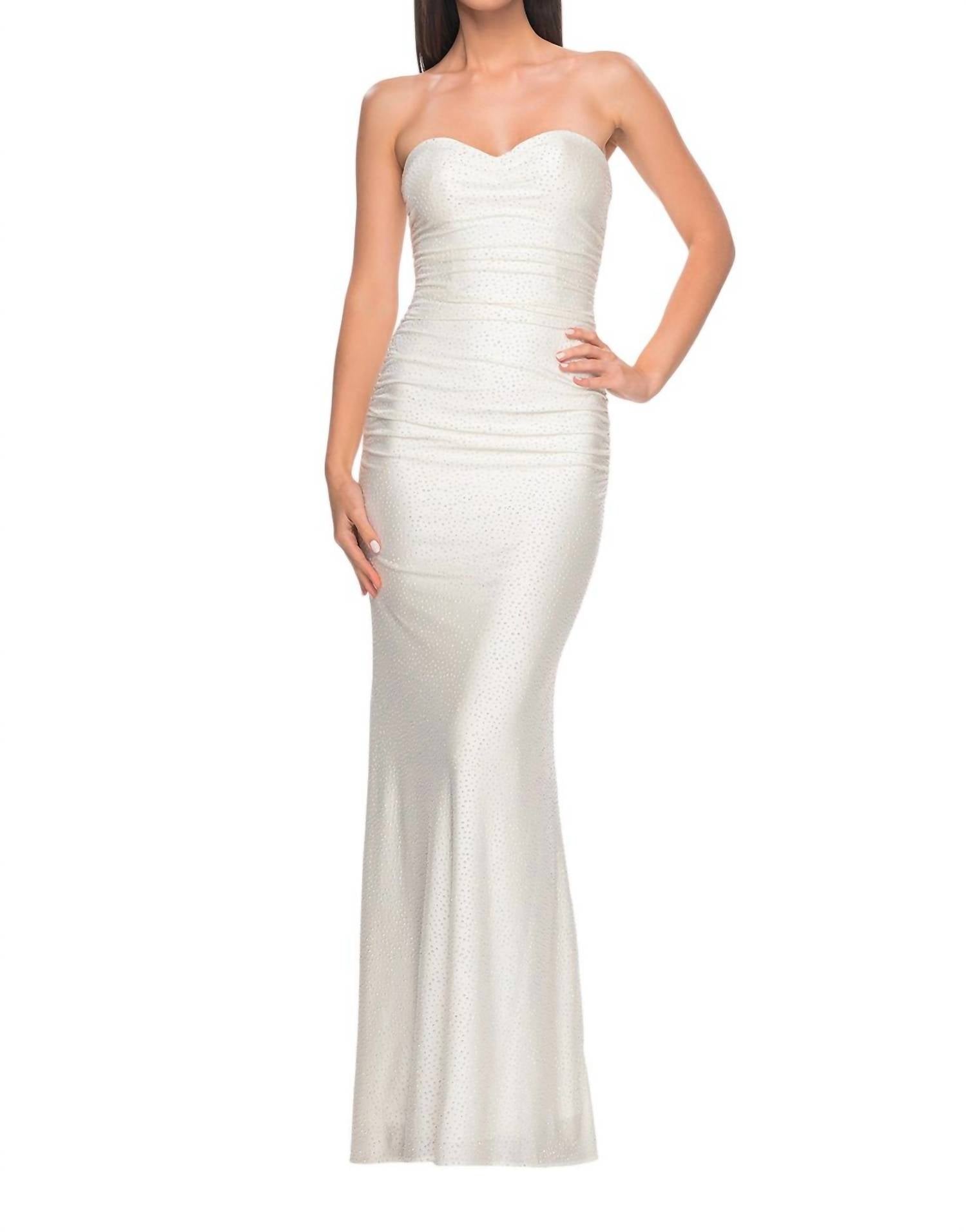 Белое облегающее вечернее платье с корсетом и декольте в форме сердечка без бретелей La Femme
Белое облегающее вечернее платье с корсетом и декольте в форме сердечка без бретелей La Femme