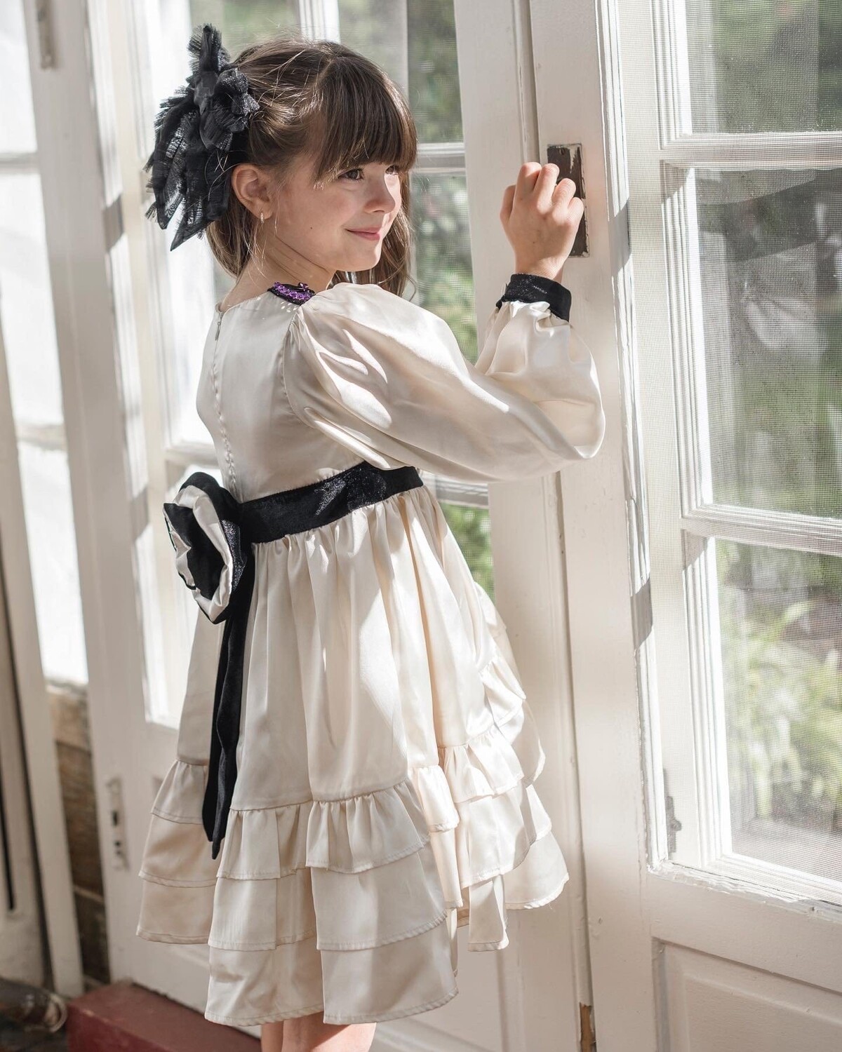 Атласное платье цвета шампанского с рюшами Evangeline Petite Maison Kids
Атласное платье цвета шампанского с рюшами Evangeline Petite Maison Kids