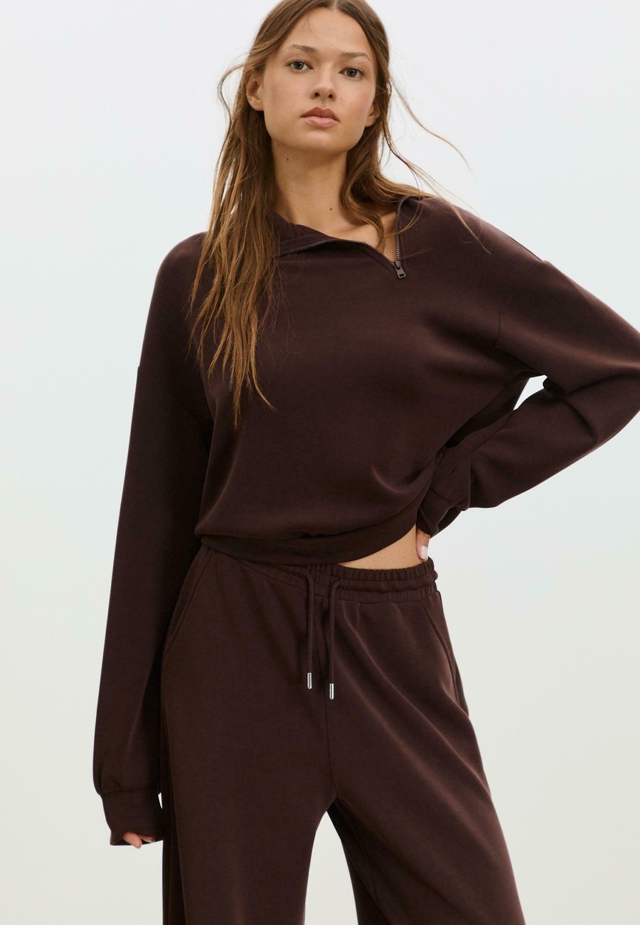 Толстовка Stradivarius SOFT-TOUCH WITH SIDE ZIP , Mottled Brown
Толстовка Stradivarius SOFT-TOUCH WITH SIDE ZIP , Mottled Brown