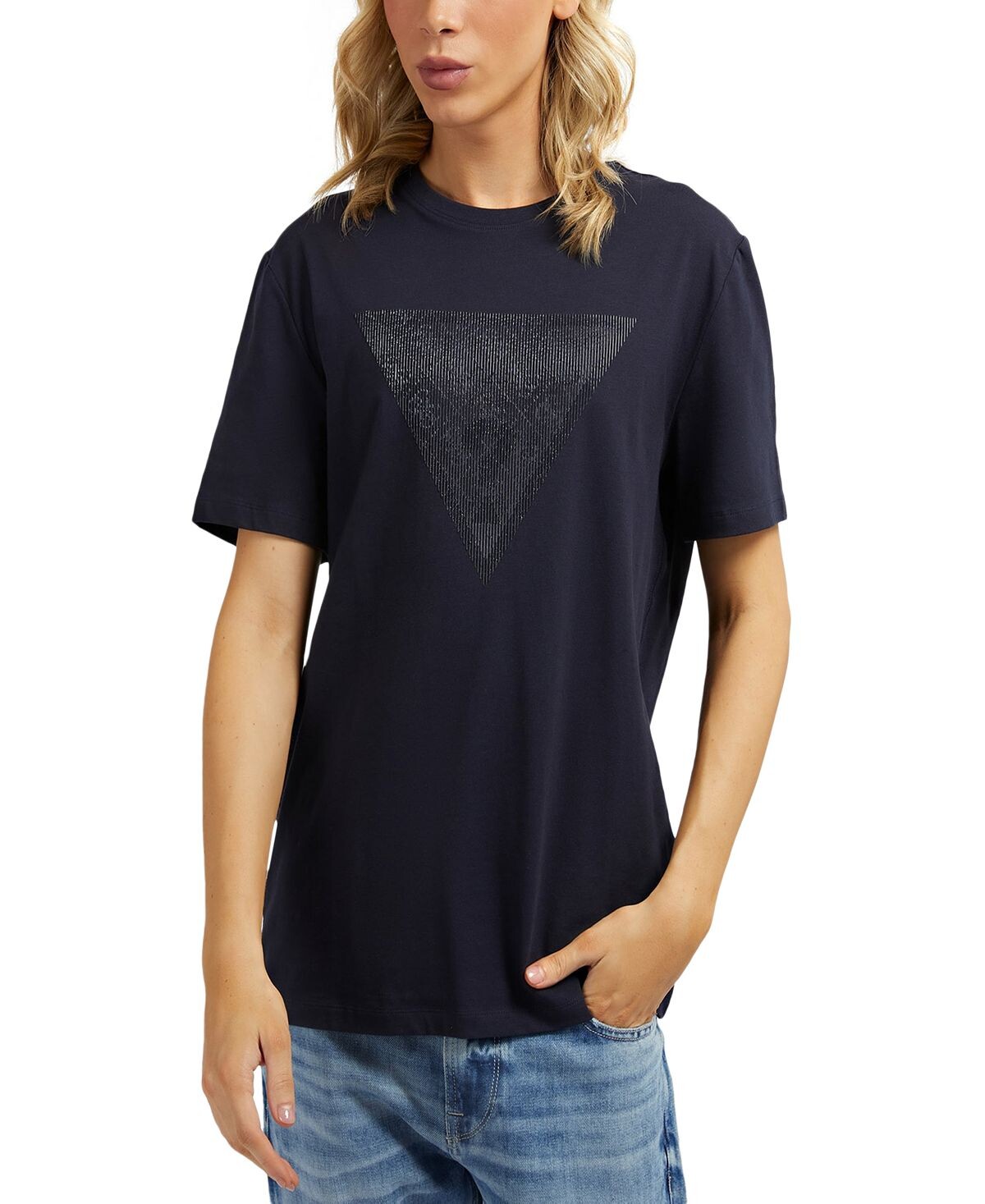 Мужская однотонная футболка с круглым вырезом и эко-логотипом в тон GUESS
Мужская однотонная футболка с круглым вырезом и эко-логотипом в тон GUESS