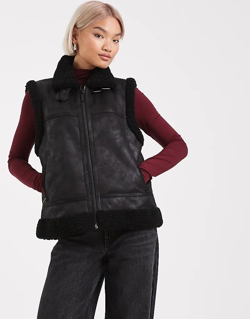 Жилет French Connection из искусственной замши с подкладкой из искусственного меха черного цвета
Жилет French Connection из искусственной замши с подкладкой из искусственного меха черного цвета