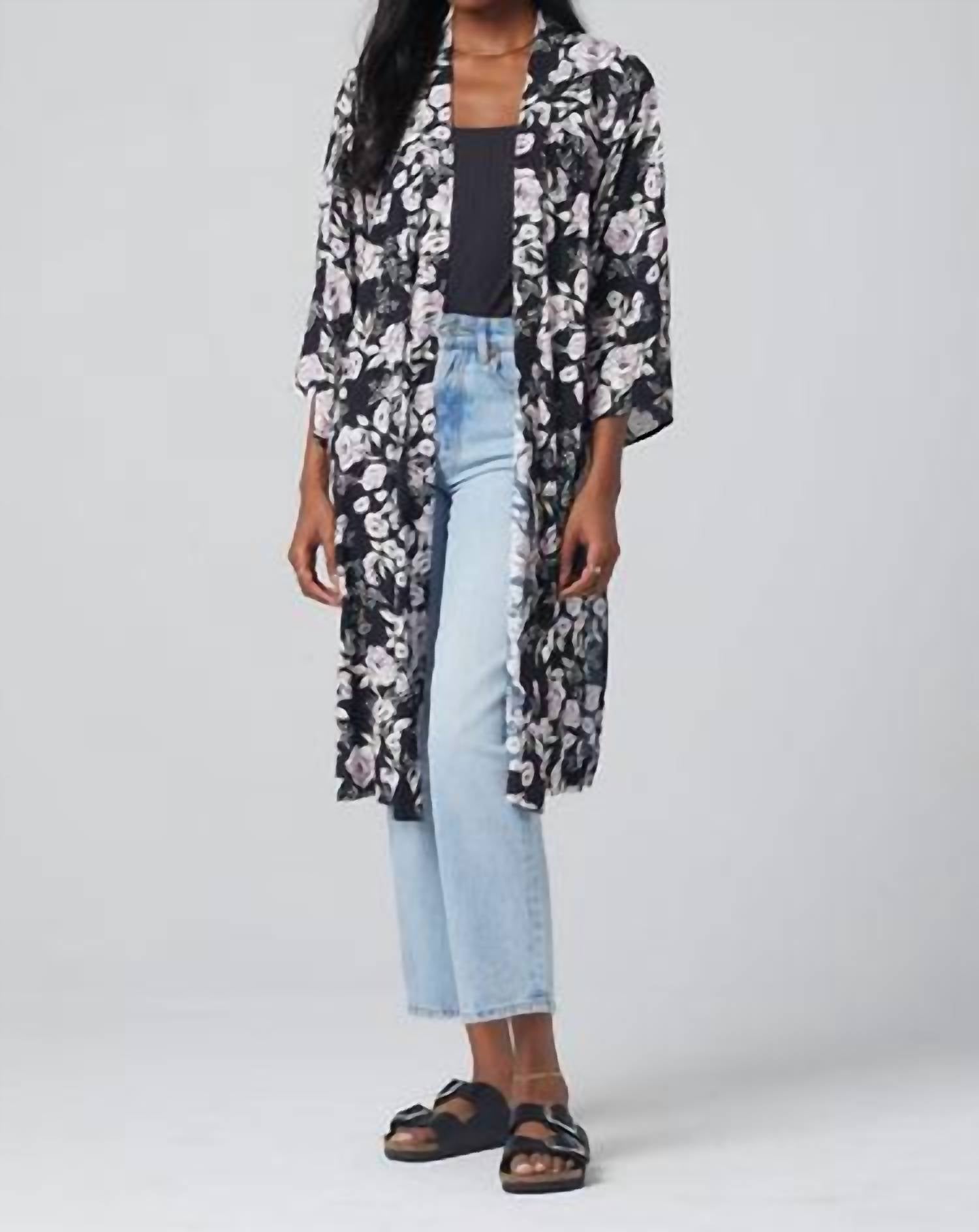 Полли цветочный кимоно в черном Saltwater Luxe
Полли цветочный кимоно в черном Saltwater Luxe