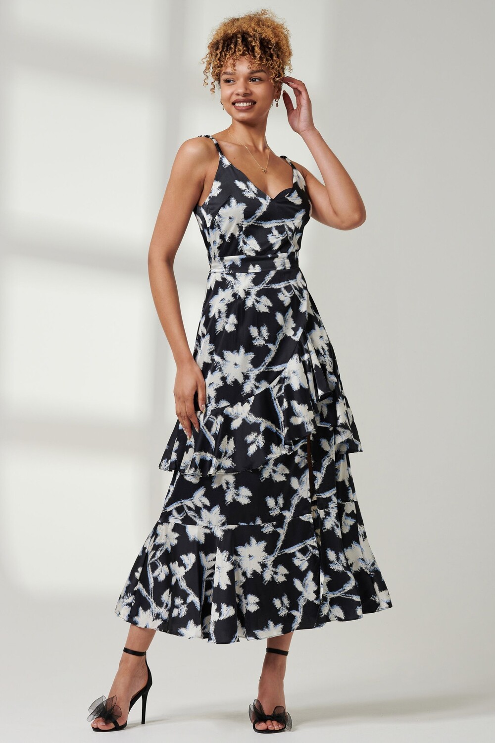 Платье миди из атласа с разрезом спереди Jolie Moi, черный
Платье миди из атласа с разрезом спереди Jolie Moi, черный