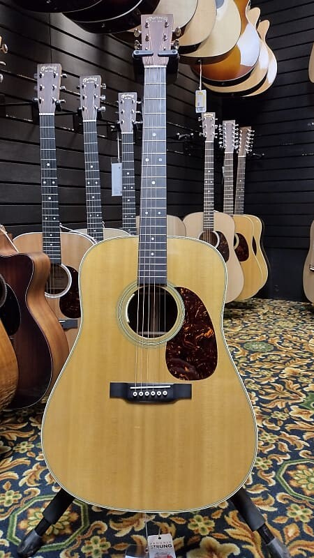 Пользовательская стандартная серия Martin D-28
Пользовательская стандартная серия Martin D-28