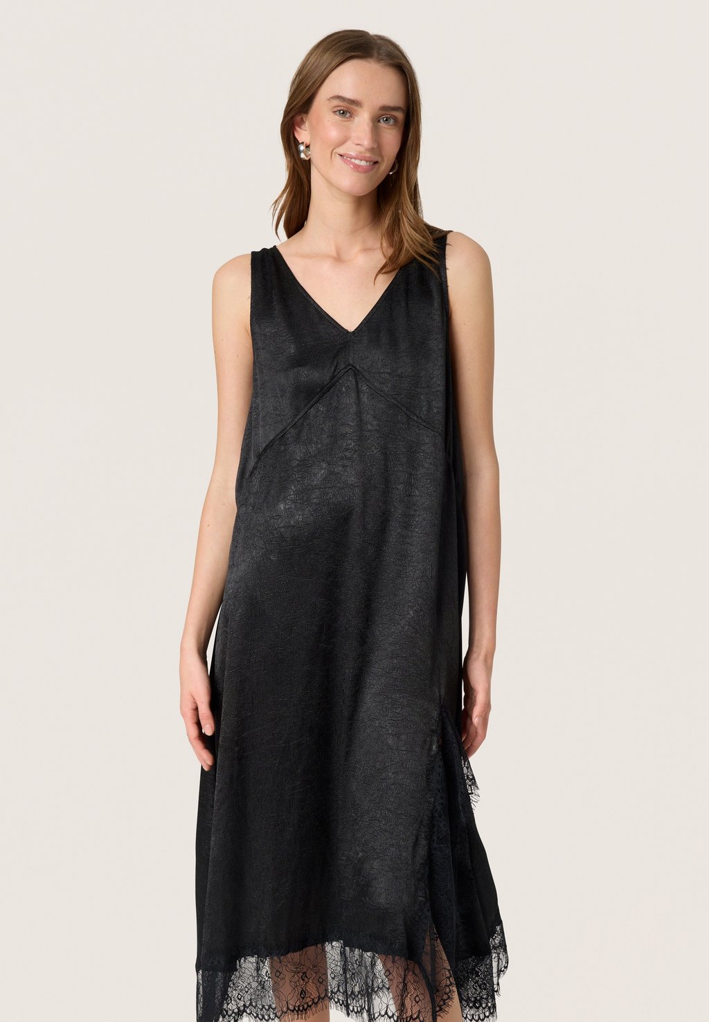 Повседневное платье MIDI Soaked in Luxury, черный
Повседневное платье MIDI Soaked in Luxury, черный