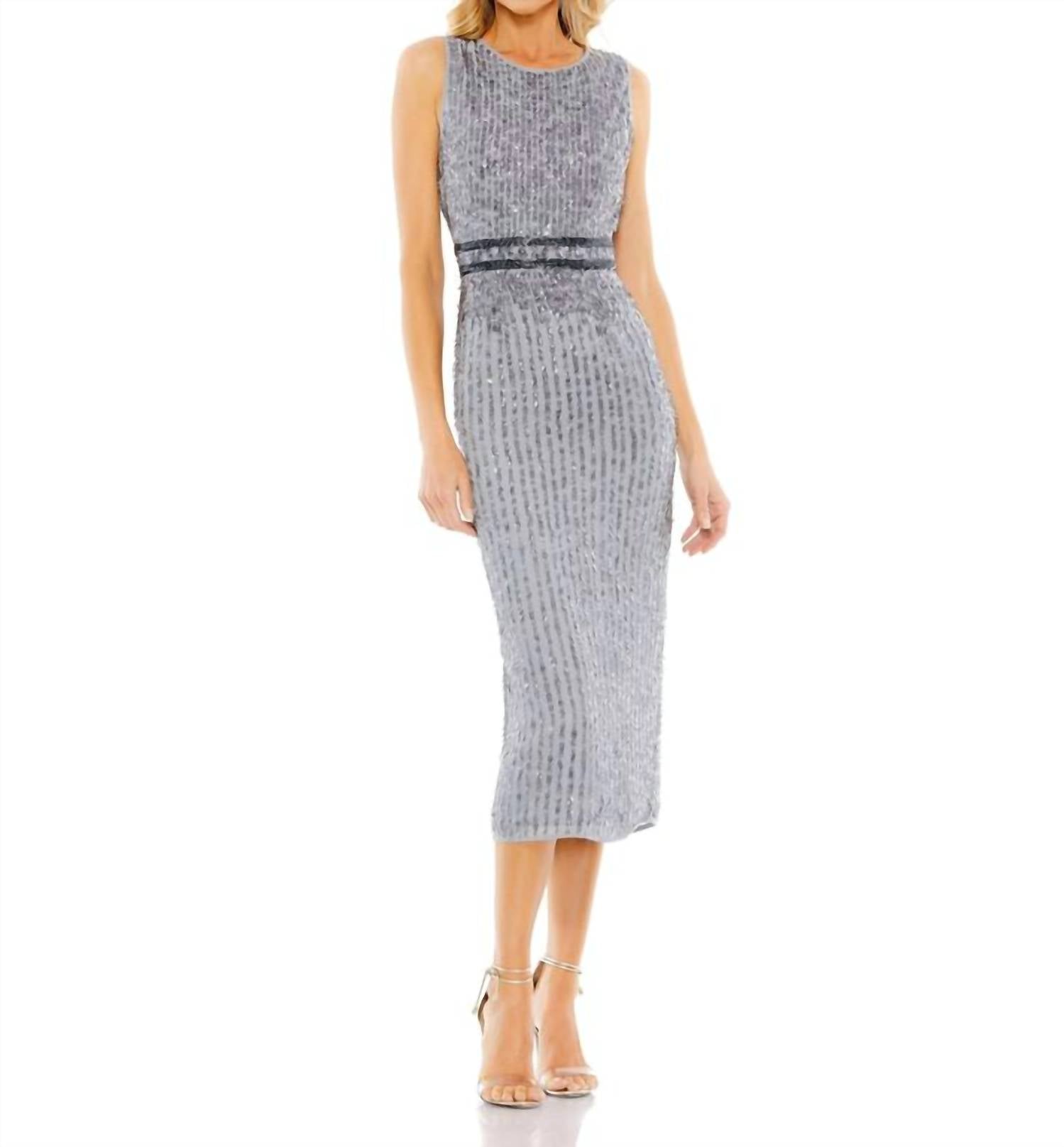 Безрукавное платье-футляр миди с высоким воротником и вышивкой бисером в платиновом цвете Mac Duggal, платиновый 
Безрукавное платье-футляр миди с высоким воротником и вышивкой бисером в платиновом цвете Mac Duggal, платиновый