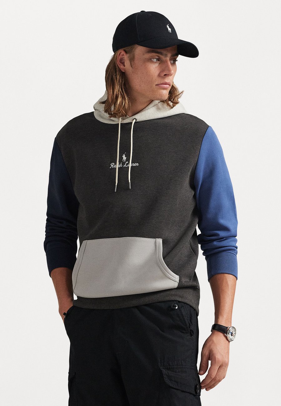 Худи Polo Ralph Lauren LOGO DOUBLE-KNIT HOODIE, Dark Charcoal Heather Multi/Multi-Coloured
Худи Polo Ralph Lauren LOGO DOUBLE-KNIT HOODIE, Dark Charcoal Heather Multi/Multi-Coloured
