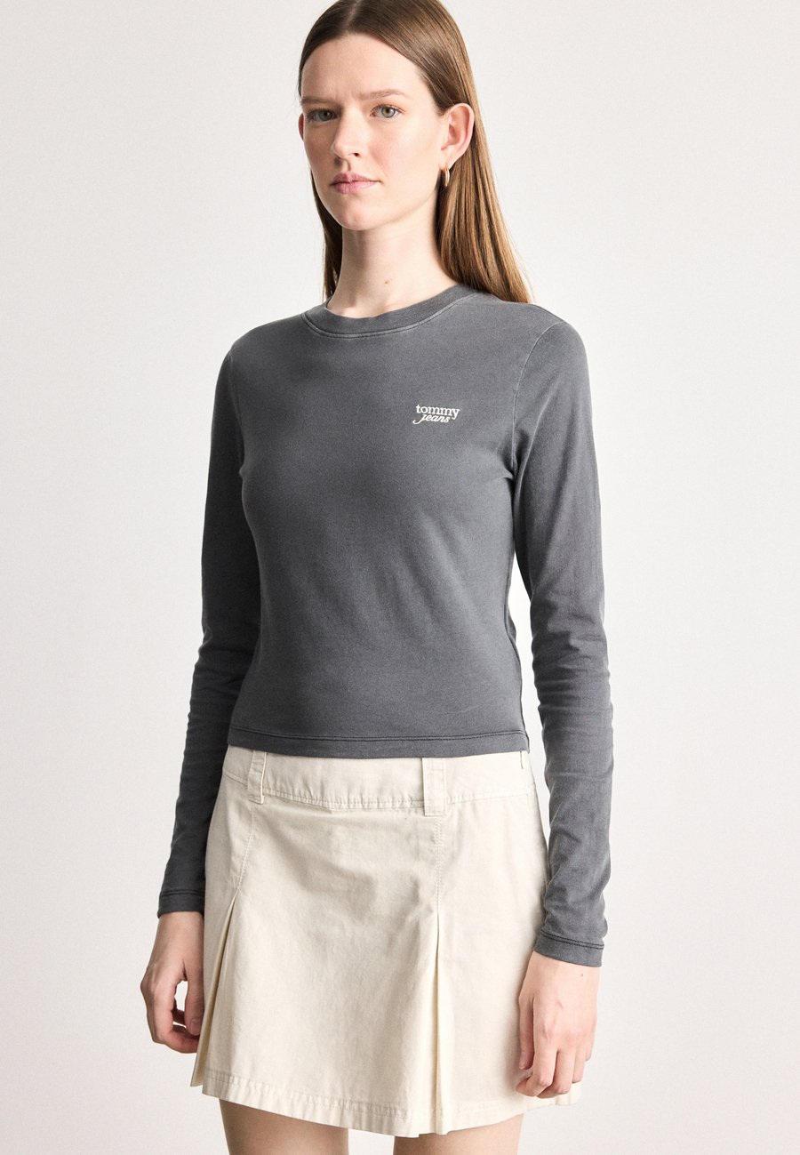 Топ Tommy Jeans SLIM SCRIPT TEE, Black
Топ Tommy Jeans SLIM SCRIPT TEE, Black