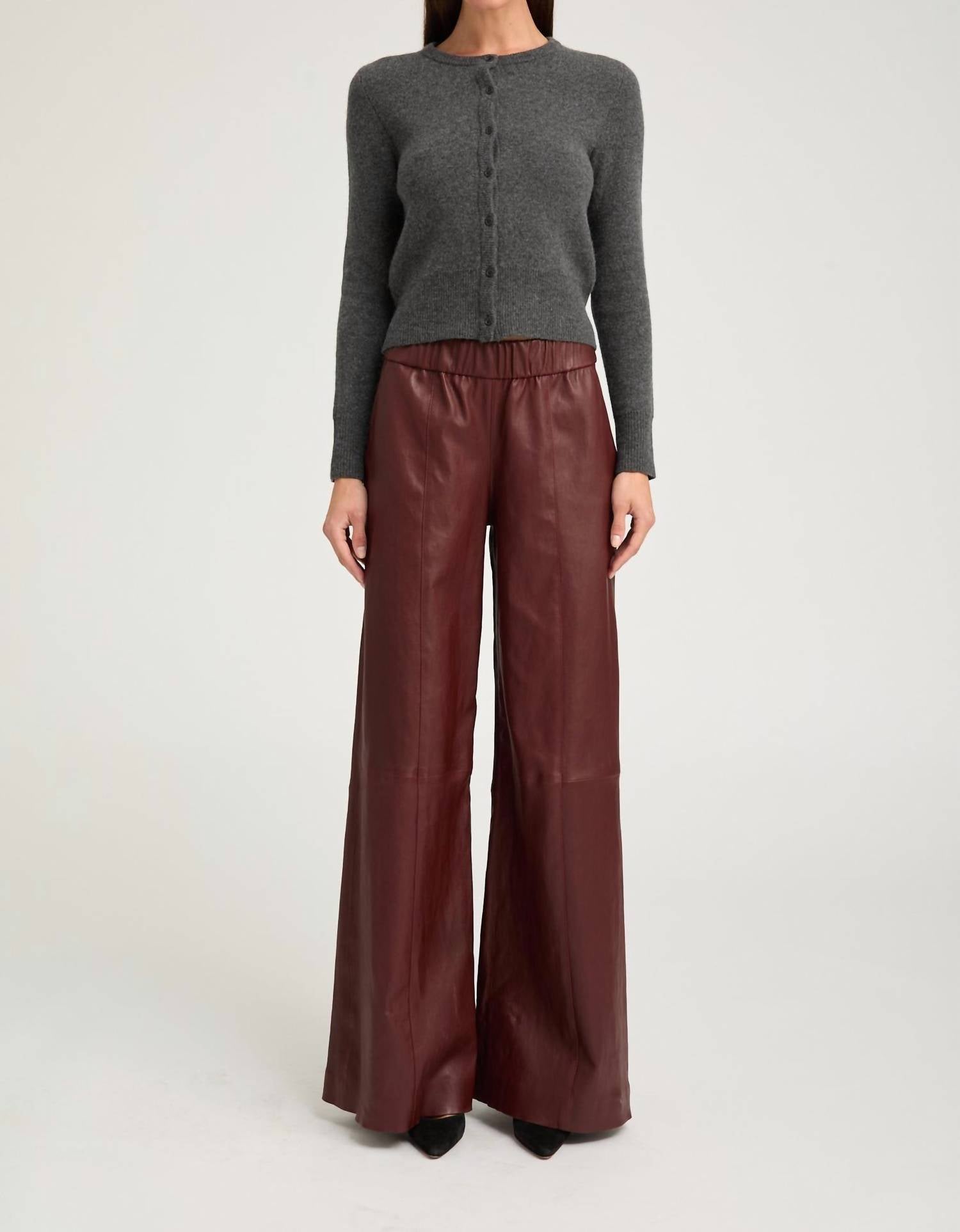 Широкие брюки из эластичной кожи в цвете Pinot Pino SPRWMN, Pinot Pino
Широкие брюки из эластичной кожи в цвете Pinot Pino SPRWMN, Pinot Pino