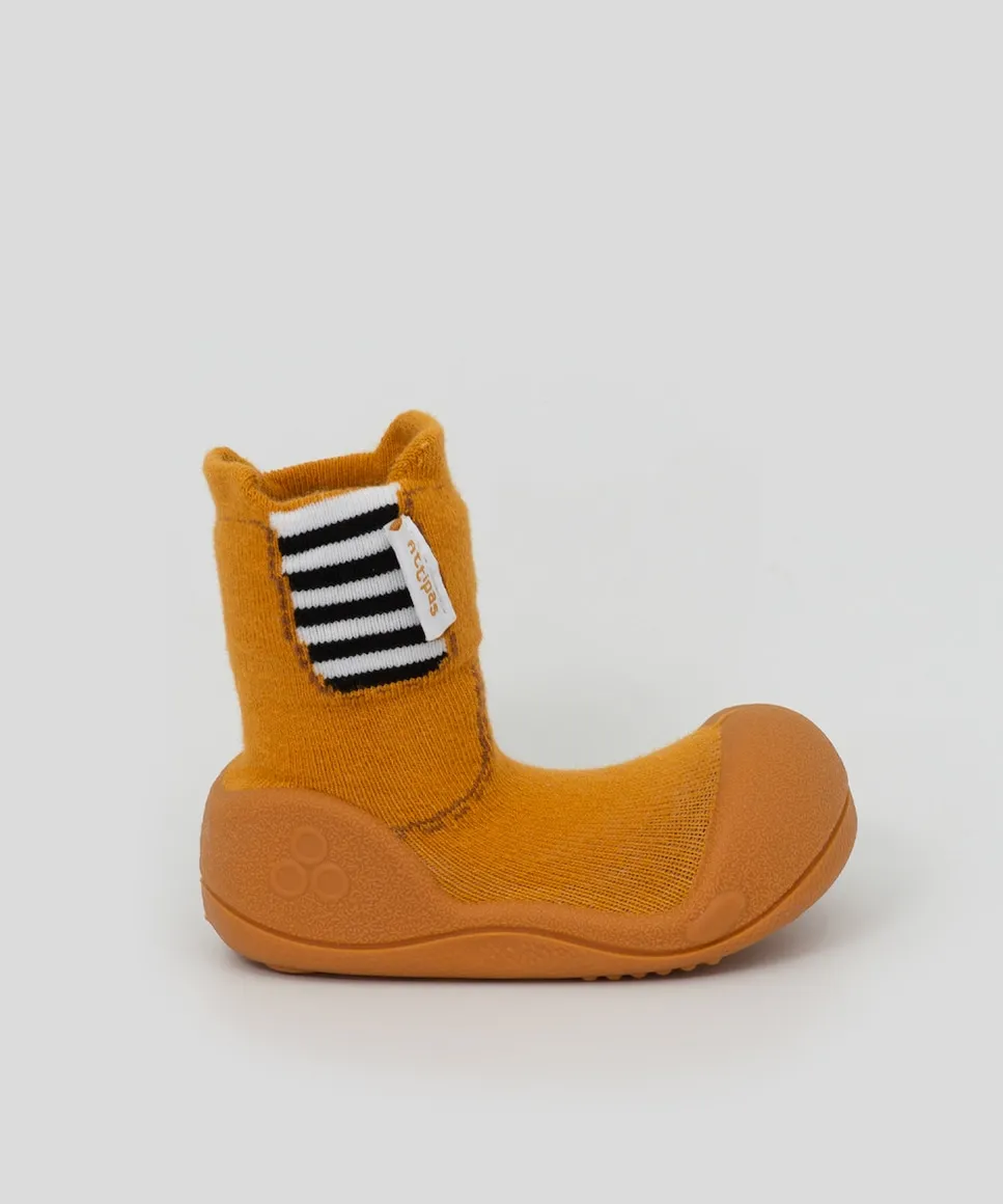 Детские хлопковые пинетки горчичного цвета с этикеткой и логотипом бренда Attipas
Детские хлопковые пинетки горчичного цвета с этикеткой и логотипом бренда Attipas