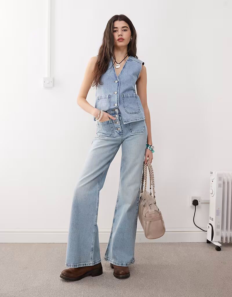 Джинсы-палаццо 70-х годов из восстановленного винтажного денима с накладными карманами и гульфиком на пуговицах синего цвета Reclaimed Vintage
Джинсы-палаццо 70-х годов из восстановленного винтажного денима с накладными карманами и гульфиком на пуговицах синего цвета Reclaimed Vintage