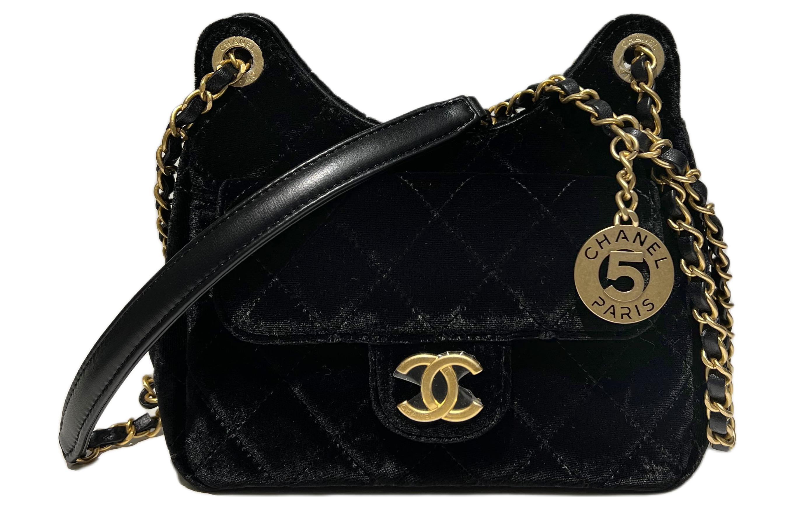 CHANEL Бархатная сумка хобо
CHANEL Бархатная сумка хобо